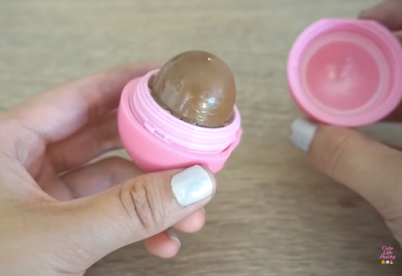 Com gosto e cheiro de Nutella, esse lip balm ajuda a hidratar os lábios (Foto: Reprodução)